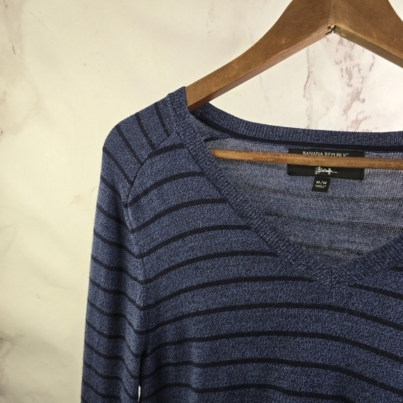 Banana Republic Sweater Men Medium Blue Merino Wool Striped V Neck Navy Baruffa - Picture 2 of 11